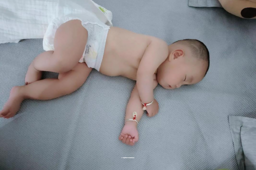 塔城三个月宝宝抬头不稳